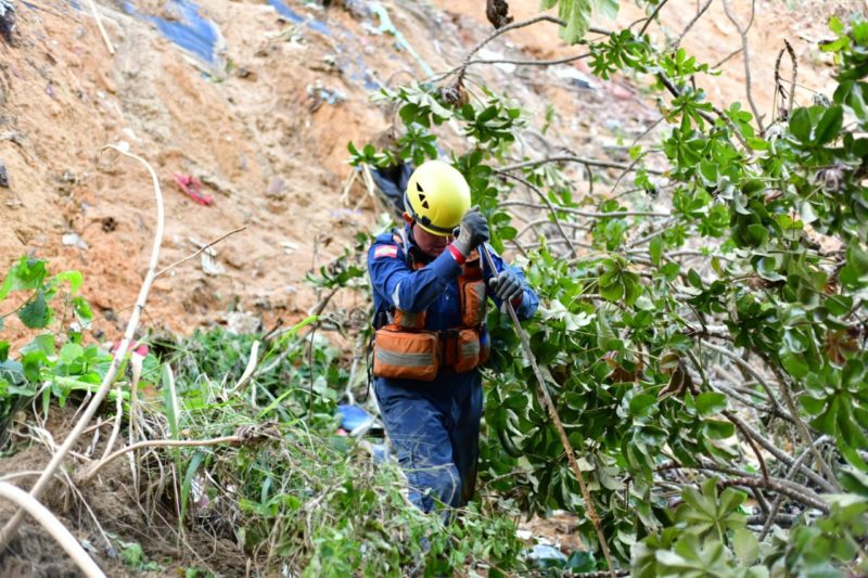 Bombeiros de Santa Catarina também estão auxiliando nas buscas pelas vítimas das chuvas em Pernambuco &#8211; Foto: CBMSC/Divulgação/ND