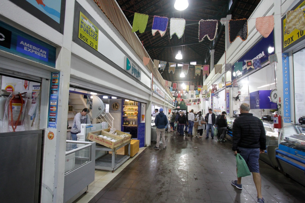 Na foto aparecem as peixarias do mercado público de Florianópolis.