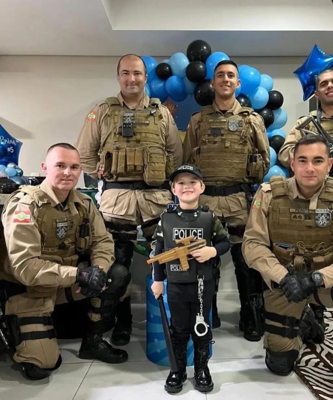 Brian com os convidados ilustres da festa – Foto: Divulga&ccedil;&atilde;o/PMSC/ND