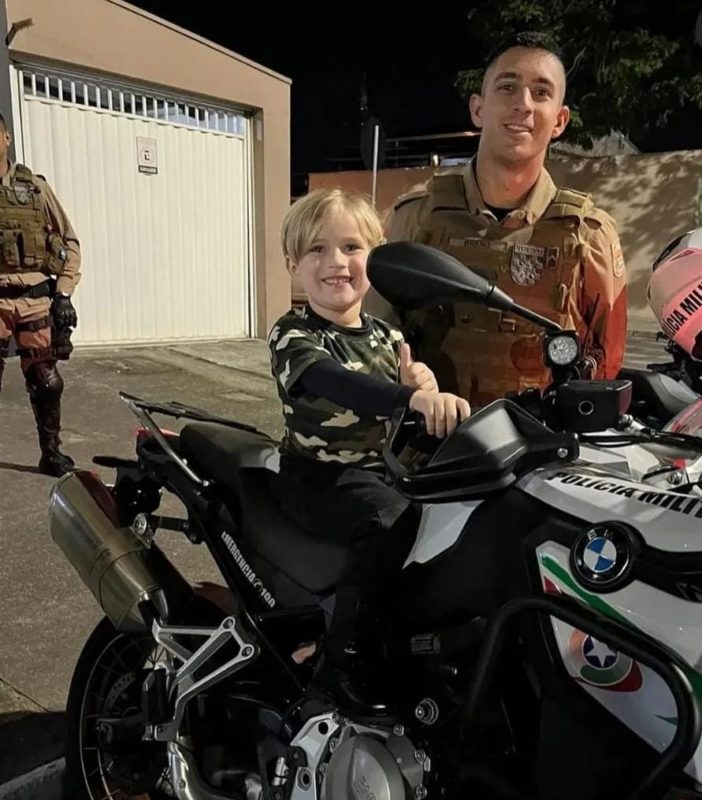 Sorridente, Brian posa para fotos em moto da ROCAM – Foto: Divulga&ccedil;&atilde;o PMSC/ND