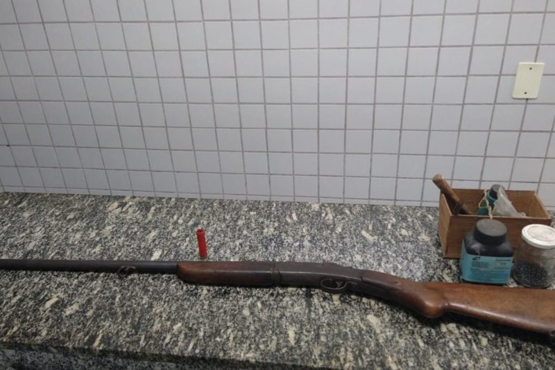 Espingarda foi apreendida na cena do crime – Foto: PM/Divulga&ccedil;&atilde;o