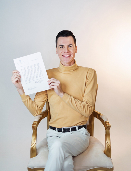 Bruno com a carta recebida do Vaticano – Foto: Ana Carolina Grutzmann/Divulga&ccedil;&atilde;o/ND