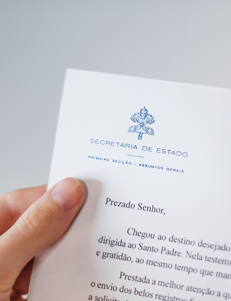 Detalhe da carta recebida por Bruno com timbre da Secretaria de Estado do Vaticano&nbsp; – Foto: Ana Carolina Grutzmann/Divulga&ccedil;&atilde;o/ND