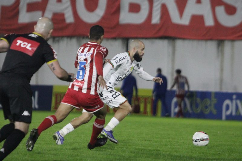 Botafogo sai na frente, mas perde de virada para o Brusque