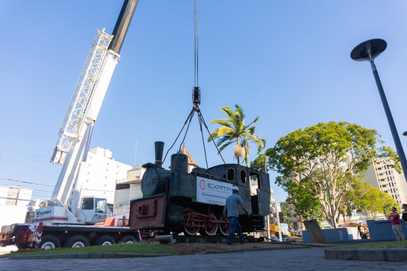 Locomotiva Macuca foi removida da frente da Prefeitura de Blumenau e vai passar por reforma – Foto: Vin&iacute;cius Bretzke / Divulga&ccedil;&atilde;o / ND