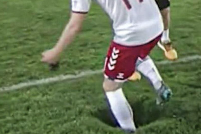 Buraco no gramado engole jogador da Dinamarca – Foto: Reprodu&ccedil;&atilde;o Twitter