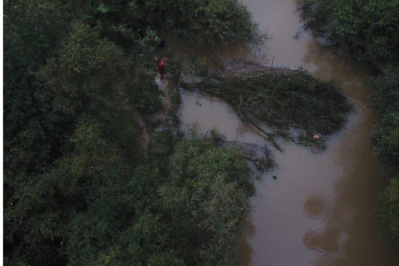 Indícios levavam a crer que menino teria caído no rio &#8211; Foto: CBM/Divulgação