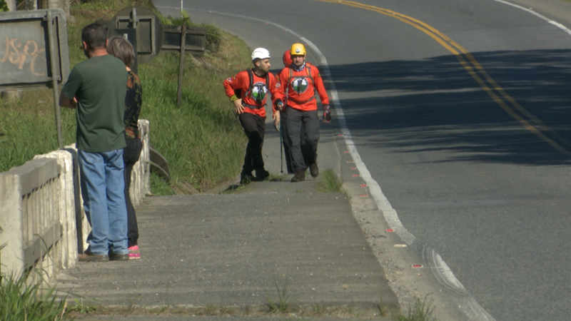 GRM e bombeiros fazem buscas pela mata – Foto: Ricardo Alves/NDTV