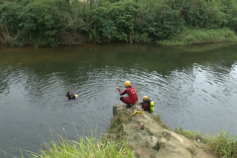 Mergulhadores fazem buscas tamb&eacute;m no rio Pira&iacute; – Foto: Ricardo Alves/NDTV