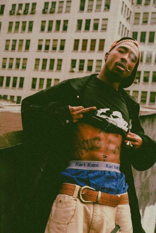 Tupac foi uma das grandes influ&ecirc;ncias n&atilde;o s&oacute; na m&uacute;sica como no estilo negro nos anos 2000 – Foto: Reprodu&ccedil;&atilde;o/Internet