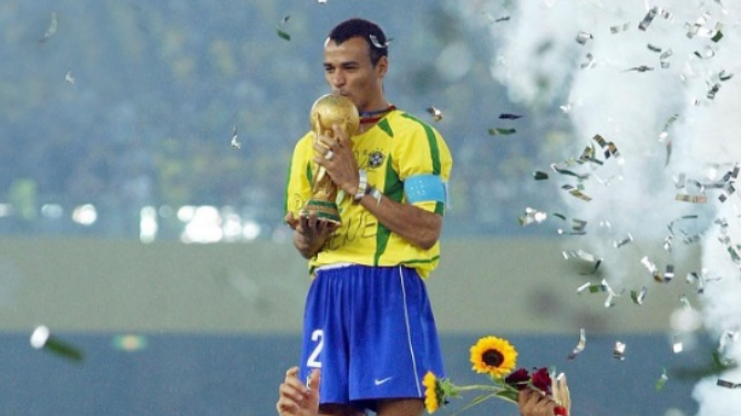 2002 e 2006 – CAFU: Em 2002 Cafu, que jogava na Roma, era um dos homens de confian&ccedil;a de Luiz Felipe Scolari. Com um f&ocirc;lego invej&aacute;vel, era elogiado pelo esp&iacute;rito de grupo e por flutuar bem dentro do elenco. Seguiu no posto em 2006, quando j&aacute; atuava pelo Milan. Foi o &uacute;ltimo capit&atilde;o campe&atilde;o do mundo. – Foto: CBF/Divulga&ccedil;&atilde;o