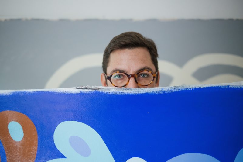 Artista paulistano de coração manezinho apresenta exposição "Aqui. Agora. Grato."