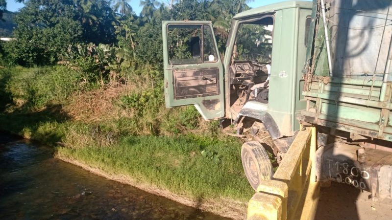 A cabine do caminh&atilde;o ficou pendurada e quase caiu no rio – Foto: Gabriel Junior/Nossa FM 99.9
