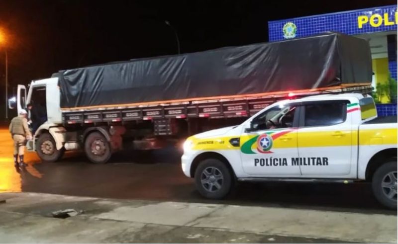 Pol&iacute;cia aprendeu cigarros contrabandeados em caminh&atilde;o com placas de Conc&oacute;rdia – Foto: PMRv/Divulga&ccedil;&atilde;o/ND
