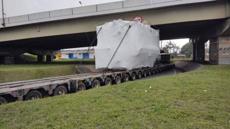 Caminh&atilde;o passou lentamente por baixo do viaduto da BR-101 – Foto: Itaja&iacute; Tr&acirc;nsito/Divulga&ccedil;&atilde;o/ND