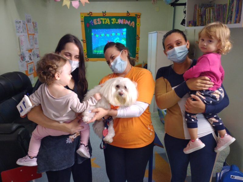Puppy Buddy with her tutor, the children HU and their mothers hospitalized