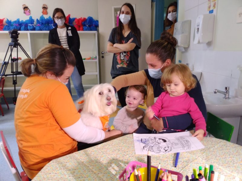 O cãozinho Buddy com as crianças no HU