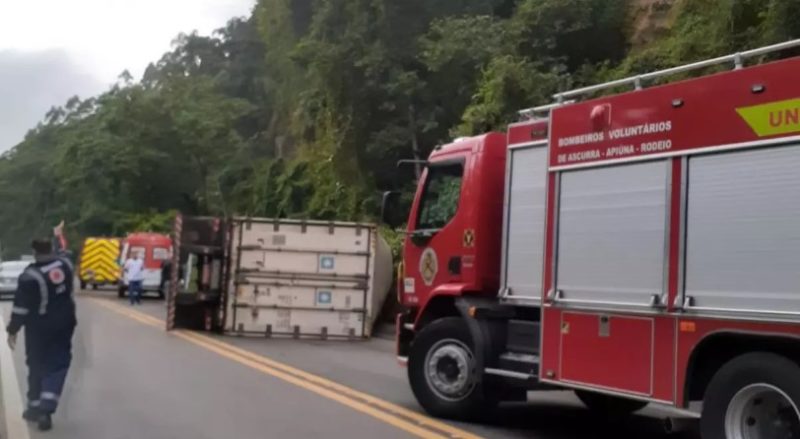 Tr&acirc;nsito ficou parcialmente interrompido na rodovia. – Foto: Bombeiros Volunt&aacute;rios/ND