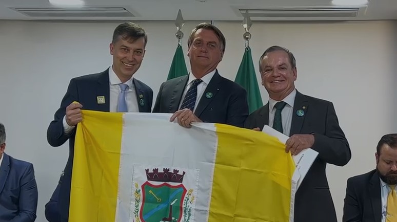 Prefeito de Gaspar, Kleber Wan-Dall, o presidente Jair Bolsonaro e o deputado Peninha na assinatura da lei &#8211; Foto: Divulgação/Prefeitura de Gaspar/ND