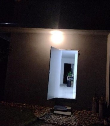 Porta dos fundos da resid&ecirc;ncia foi arrombada. – Foto: Pol&iacute;cia Militar Indaial/ND