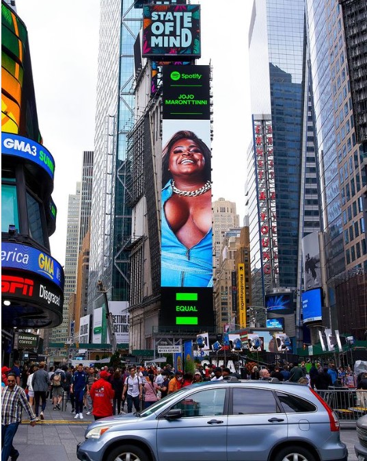 Cantora apareceu com nome artístico na Times Square, em Nova Iorque. &#8211; Foto: Divulgação/ND