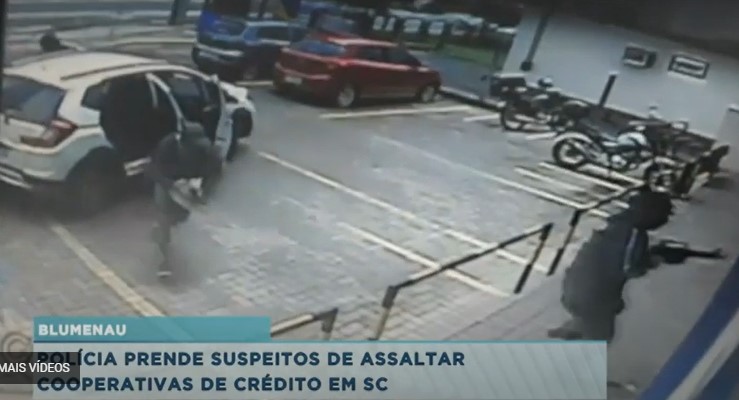 Imagem de uma c&acirc;mera de seguran&ccedil;a mostra o momento que os homens entram na cooperativa. – Foto: Reprodu&ccedil;&atilde;o BG Blumenau/ND