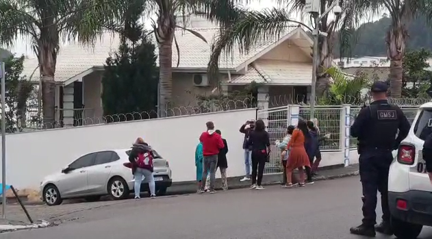 Servidores municipais reuniram-se em frente &agrave; casa do prefeito de S&atilde;o Jos&eacute; para realizar manifesta&ccedil;&otilde;es – Foto: Sabrina Franzosi/ND