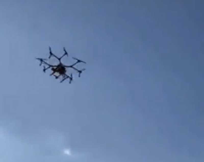 A drone flew over the venue, dousing supporters with faeces and urine – Photo: Reproduction/ND