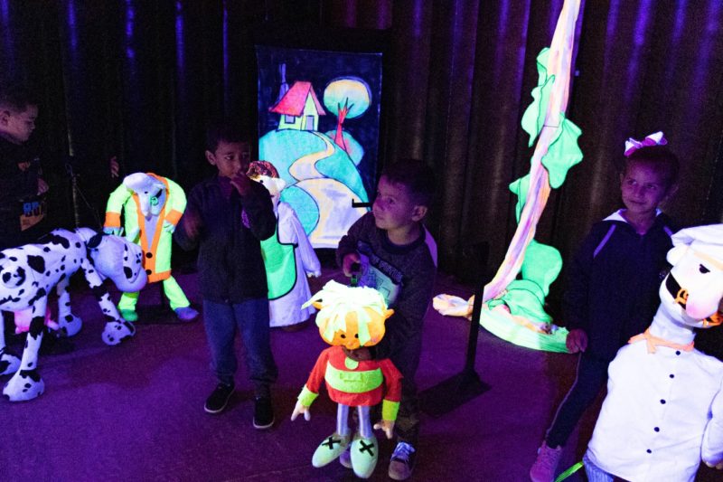 A intera&ccedil;&atilde;o entre o p&uacute;blico e os bonecos &eacute; estimulada – Foto: Divulga&ccedil;&atilde;o/ND