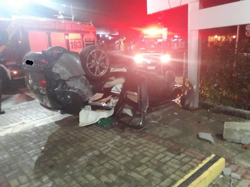 Carro capotou na Avenida Oscar Barcelos – Foto: Divulga&ccedil;&atilde;o/15&ordm;BBM/ND