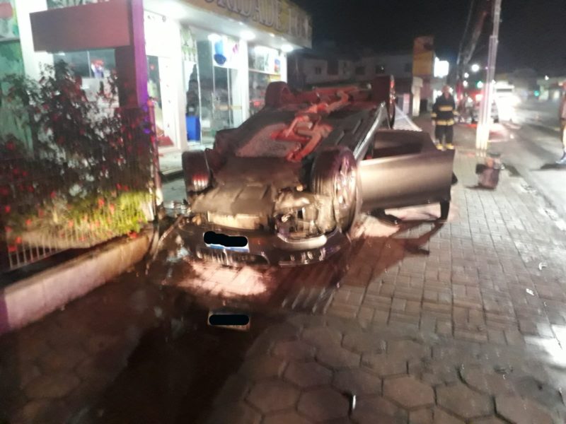 Ve&iacute;culo ficou destru&iacute;do – Foto: Divulga&ccedil;&atilde;o/15&ordm;BBM/ND