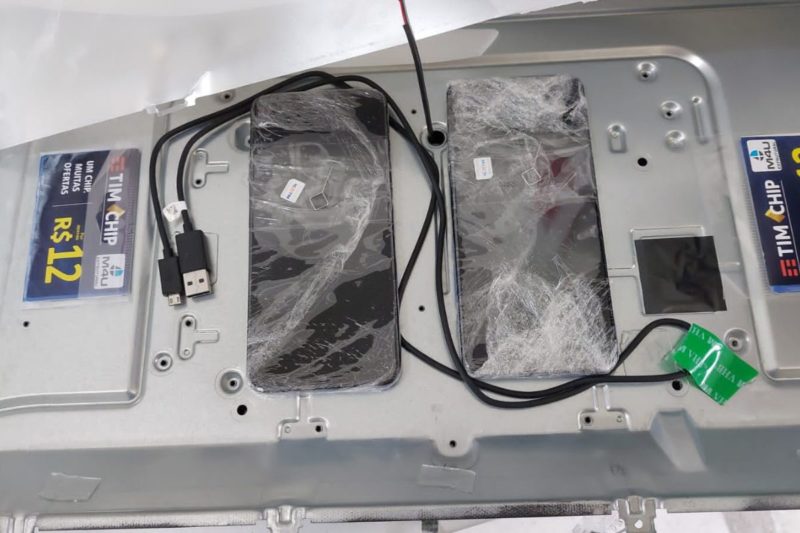 Advogado tentou entregar celulares escondidos em TV no pres&iacute;dio de Joinville – Foto: Pres&iacute;dio de Joinville/Divulga&ccedil;&atilde;o