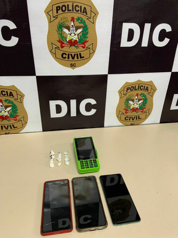 Na casa de “chefonas” do tr&aacute;fico, policiais apreenderam drogas e celulares – Foto: Pol&iacute;cia Civil/Divulga&ccedil;&atilde;o