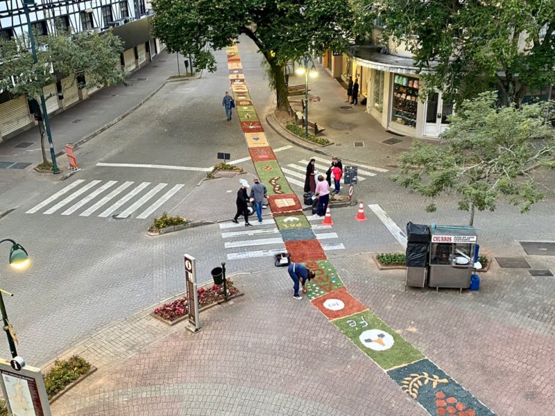 Tapetes de Corpus Christi s&atilde;o tradicionais na celebra&ccedil;&atilde;o religiosa – Foto: Mois&eacute;s Stuker / NDTV / ND