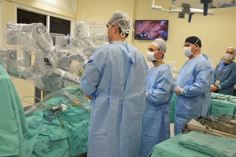 Primeira cirurgia rob&oacute;tica feita no HSI completa tr&ecirc;s anos – Foto: HSI/Divulga&ccedil;&atilde;o