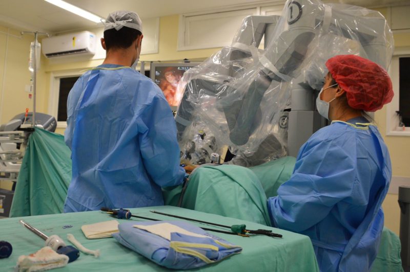 Primeira cirurgia rob&oacute;tica feita no HSI completa tr&ecirc;s anos – Foto: HSI/Divulga&ccedil;&atilde;o