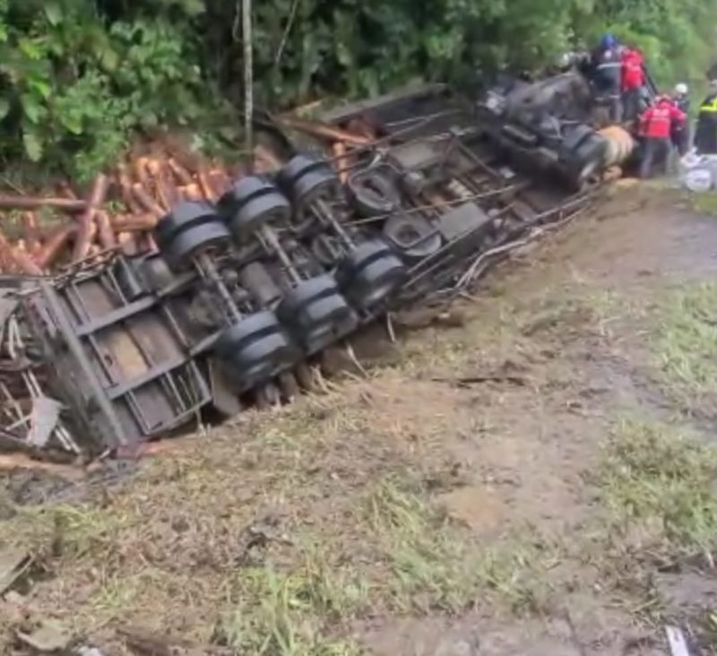 Acidente com carreta na BR-280 em Corupá