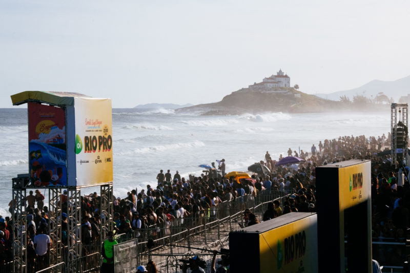 SAQUAREMA, RIO DE JANEIRO, BRAZIL &#8211; Mega estrutura, praia lotada, boas ondas e grande desempenho dos surfistas no mar, marcaram o retorno das baterias da etapa da WSL no Brasil &#8211; Foto: World Surf League/Thiago Diz