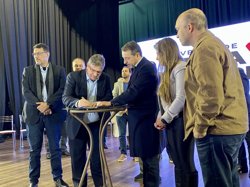 Reitor da Univali assina conv&ecirc;nio com Governo do Estado em solenidade em Itaja&iacute; – Foto: J&uacute;lio Cavalheiro/SECOM SC/ND