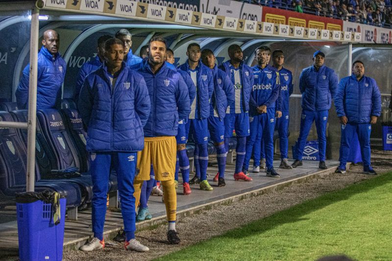 Copete (do lado esquerdo da imagem) passou a conviver com o banco de reservas no Brasileir&atilde;o – Foto: Frederico Tadeu/Ava&iacute; F.C
