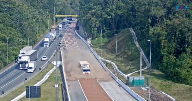 Dois motoristas usam &aacute;rea de escape da BR-376 em um intervalo de 6h e evitam acidentes – Foto: Reprodu&ccedil;&atilde;o v&iacute;deo&nbsp; Arteris/Divulga&ccedil;&atilde;o/ND