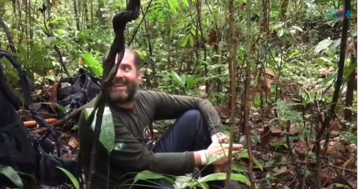 Bruno Pereira canta ao povo Ticuna em meio a tensão na mata - Reprodução/Internet