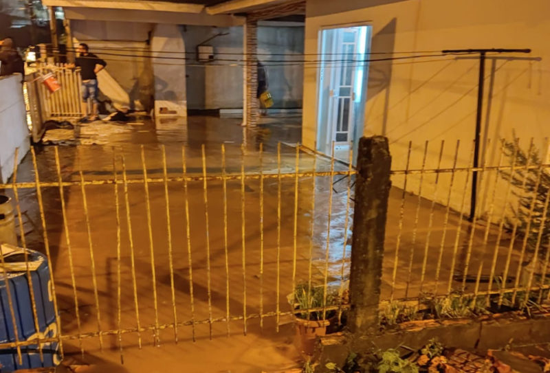 Os alagamentos ocorreram em função da intensidade das chuvas em um curto período de tempo, conforme os bombeiros, que atenderam as famílias afetadas – Foto: Corpo de Bombeiros/ND