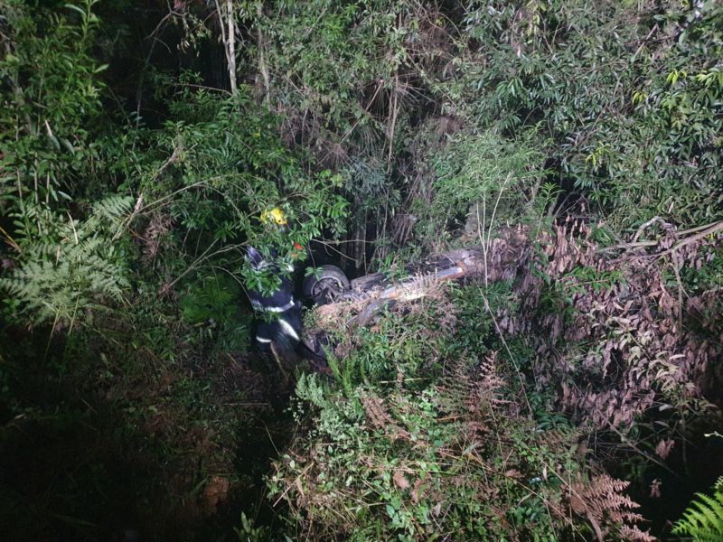 Carro foi encontrado capotado em uma ribanceira. – Foto: Corpo de Bombeiros/Divulga&ccedil;&atilde;o/ND