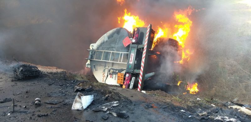 O tr&acirc;nsito na rodovia federal ficou totalmente interrompido – Foto: Corpo de Bombeiros/ND