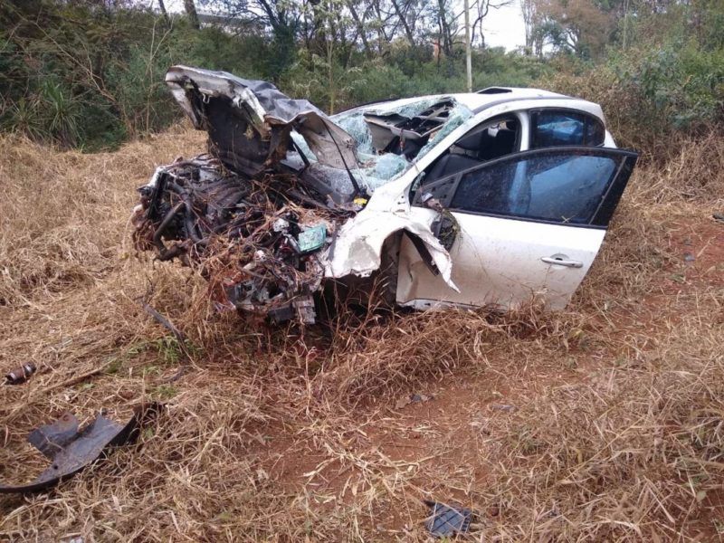 Um homem de 61 anos ficou ferido ap&oacute;s sair da pista e capotar. – Foto: Corpo de Bombeiros/ND