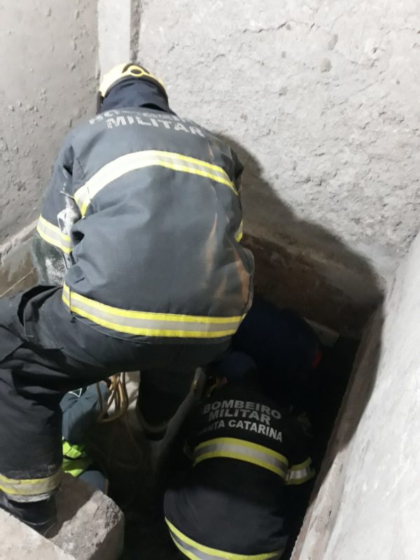 Corpo de Bombeiros acessou o fosso do elevador para retirar a v&iacute;tima. – Foto: Corpo de Bombeiros/Divulga&ccedil;&atilde;o/ND