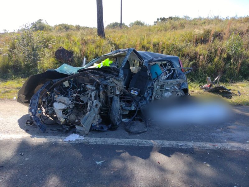 Motorista do Fiat/Uno morreu no local do acidente. – Foto: Corpo de Bombeiros/Divulga&ccedil;&atilde;o/ND