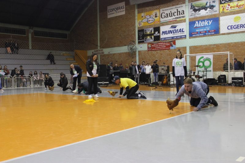 Corrida de galinhas anima torcida em gincana no Sul de SC – Foto: Prefeitura S&atilde;o Ludgero/Divulga&ccedil;&atilde;o/ND