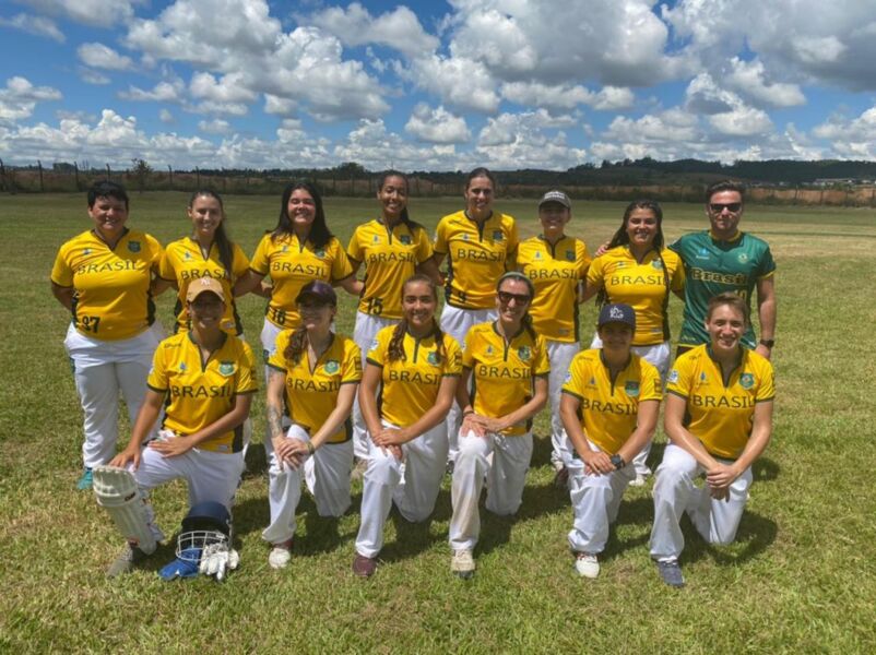 Conceito de campeonato de críquete feminino com jogador de batedor feminino  da índia e pincelada colorida sobre fundo azul